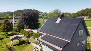 Enebolig med solceller på tak